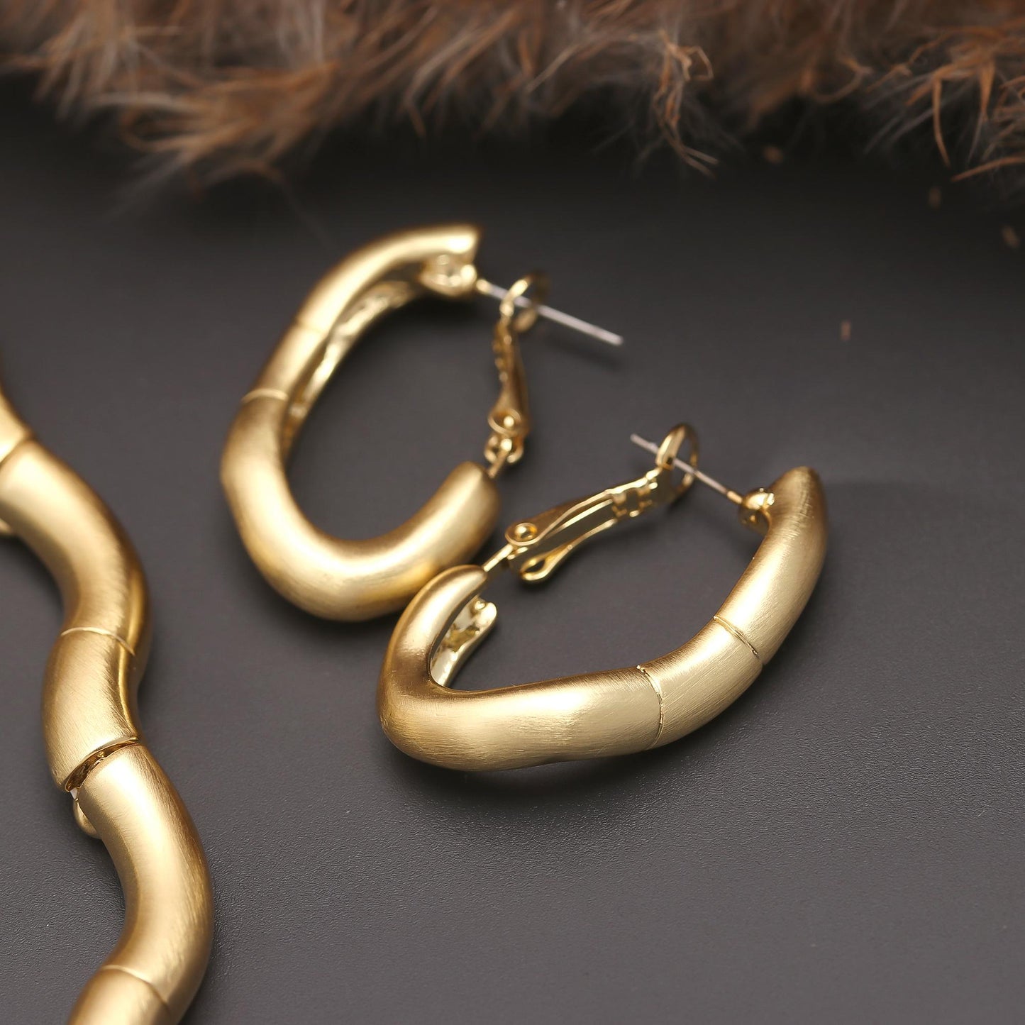 Gold-Plated Wavy Necklace, Hoop Earrings, and Ring Set – Minimalist Modern Jewelry for Everyday Elegance