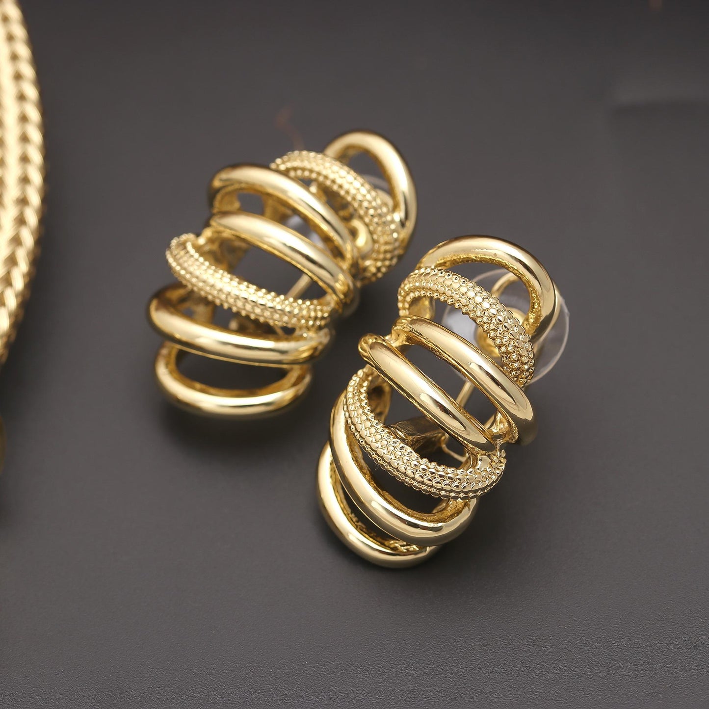 Gold-Plated Statement Choker Necklace with Stacked Ring Detailing and Matching Earrings – Contemporary Jewelry Set