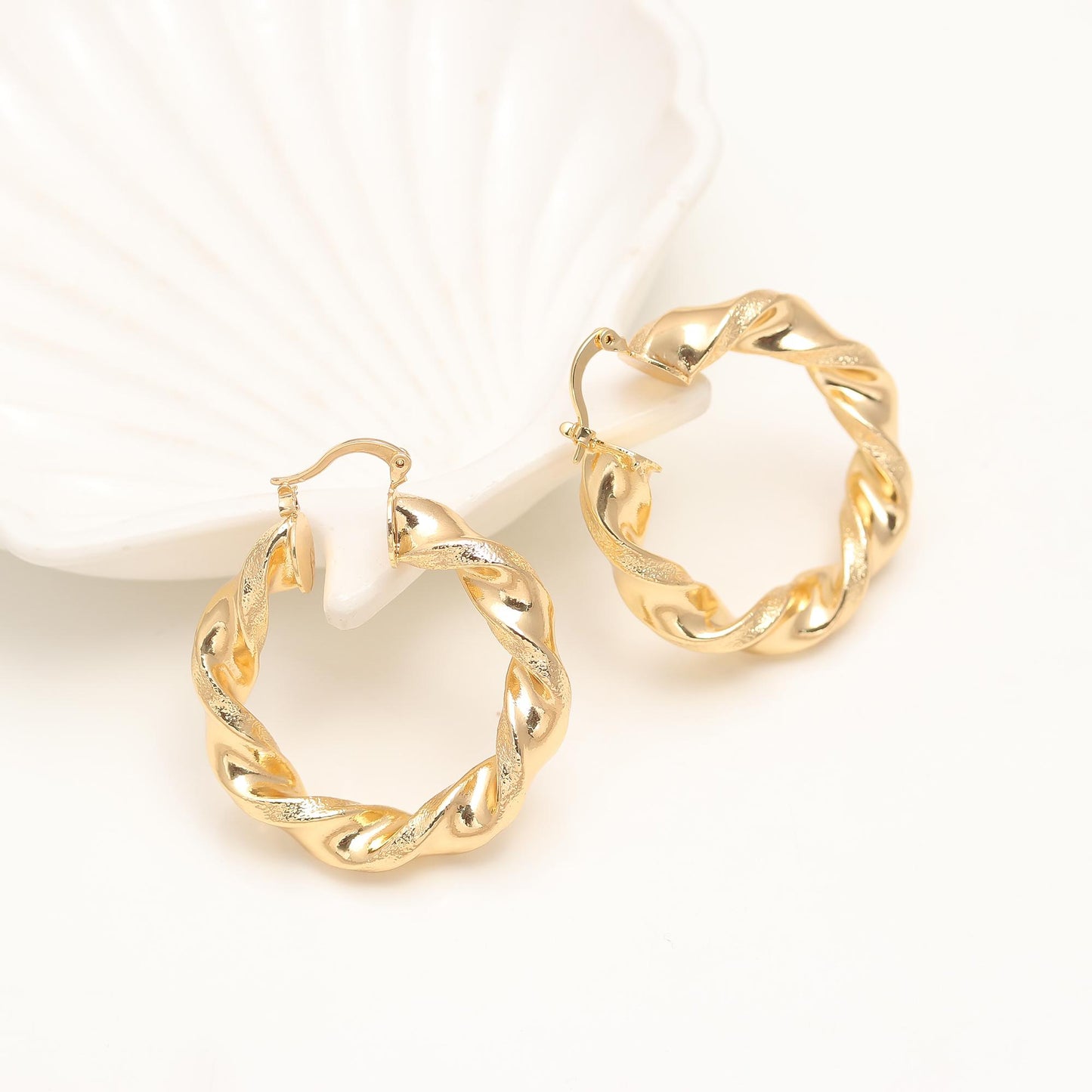 Gold-Plated Twisted Hoop Earrings with Dual-Tone Gold and Silver Accents for Modern Elegance and Everyday Versatility