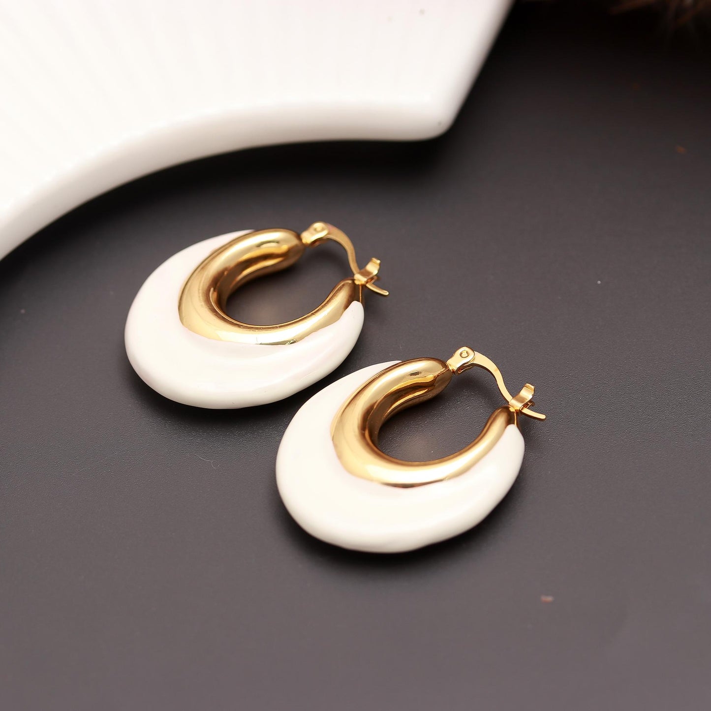 Timeless Gold-Plated Hoop Earrings with Elegant Curved Design – Classic Jewelry for Daily and Festive Styling