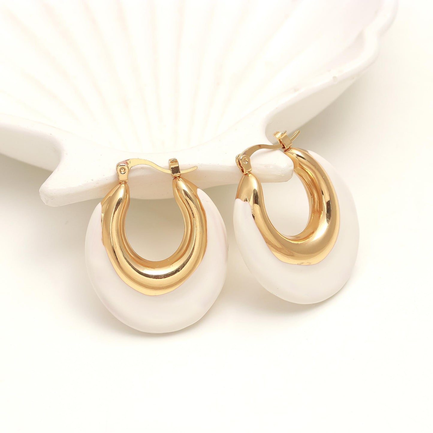 Timeless Gold-Plated Hoop Earrings with Elegant Curved Design – Classic Jewelry for Daily and Festive Styling