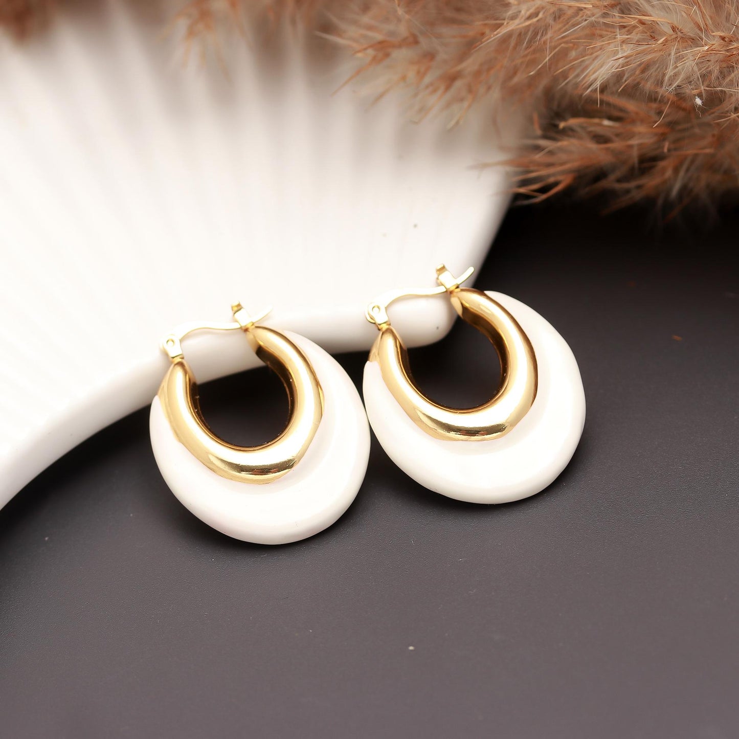 Timeless Gold-Plated Hoop Earrings with Elegant Curved Design – Classic Jewelry for Daily and Festive Styling