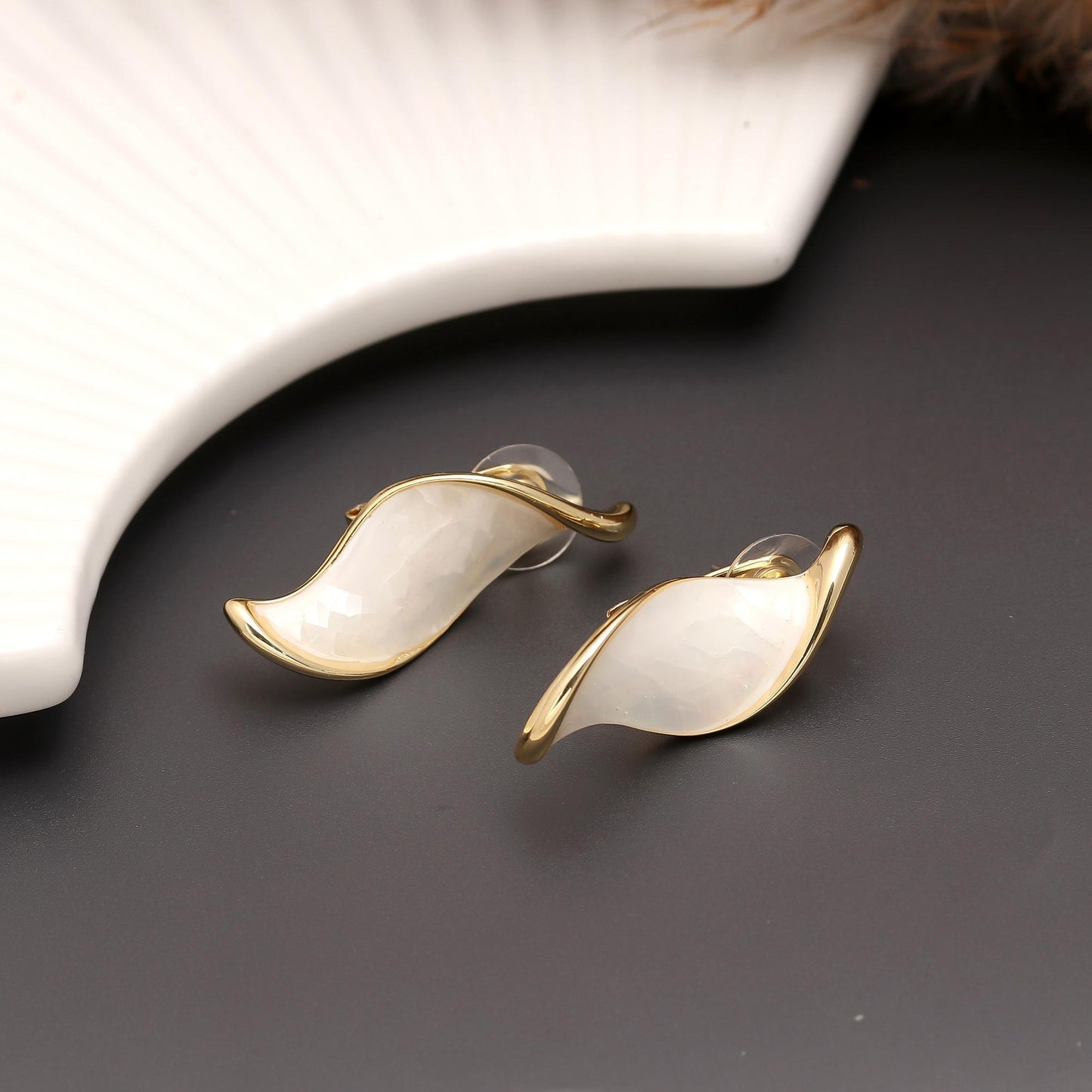 Elegant Gold-Plated Leaf-Shaped Earrings with Pearl Enamel Finish – Timeless Modern Accessory for Everyday and Festive Wear