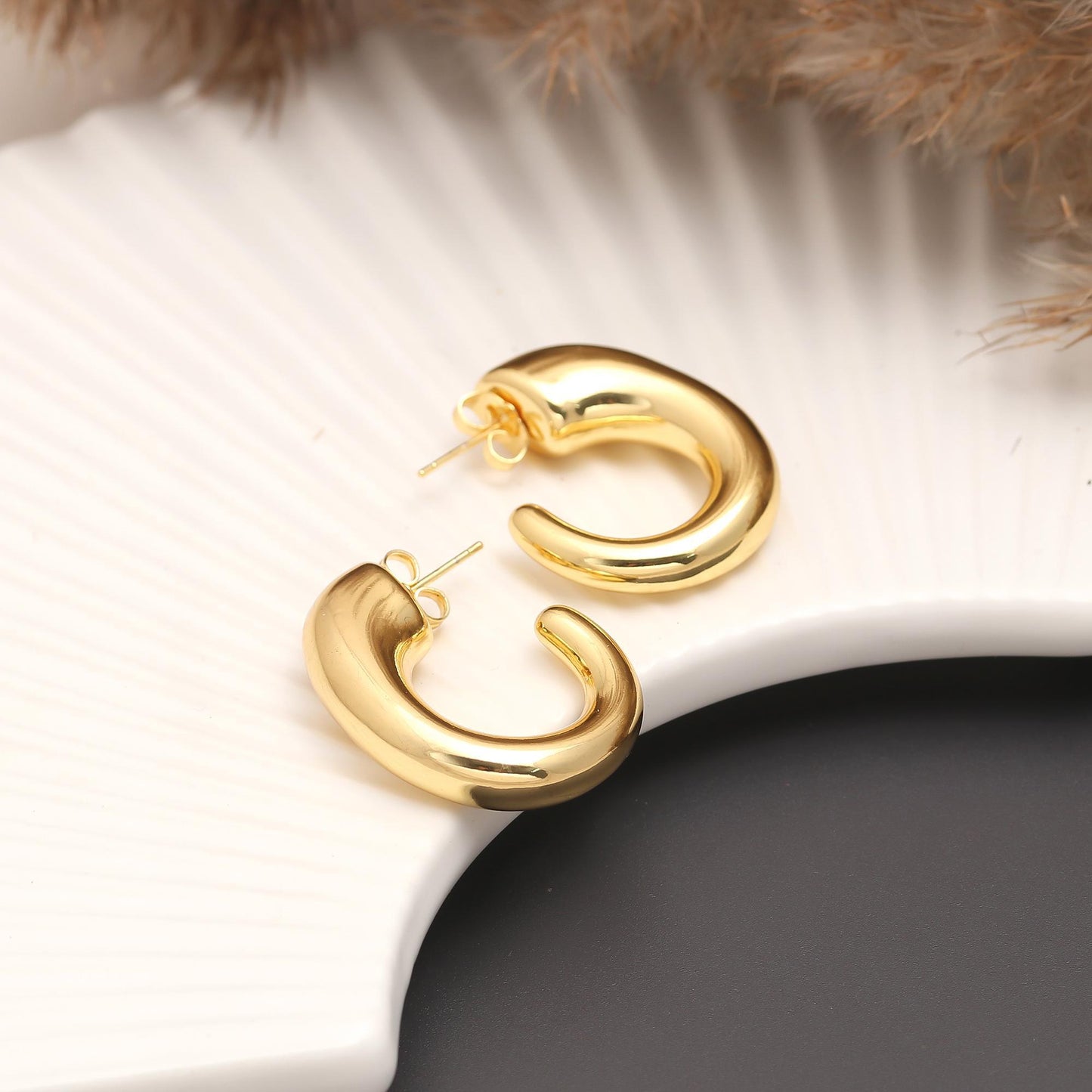 Modern Gold-Plated Chunky Oval Hoop Earrings with Sculptural Curved Design for Bold Elegance