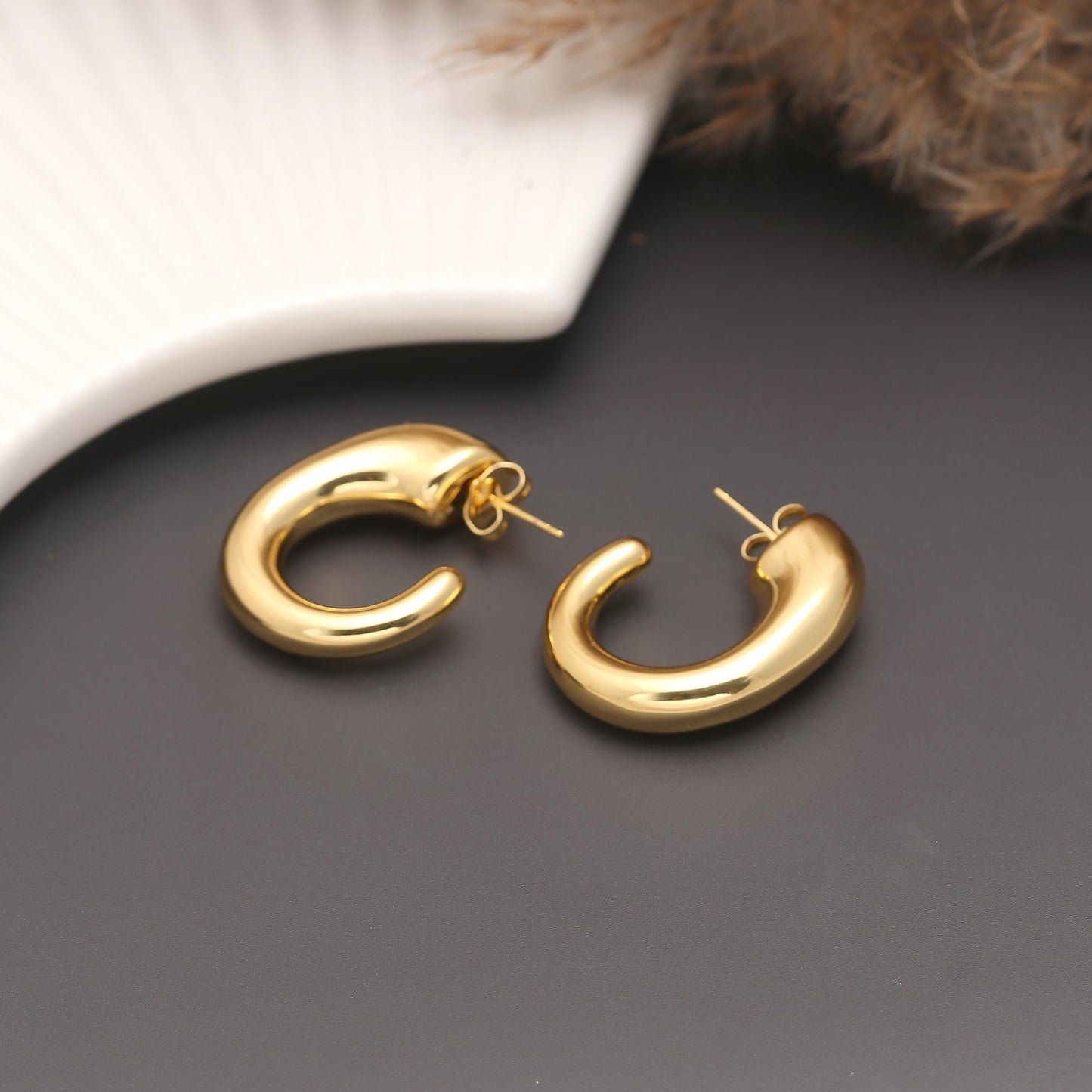 Modern Gold-Plated Chunky Oval Hoop Earrings with Sculptural Curved Design for Bold Elegance