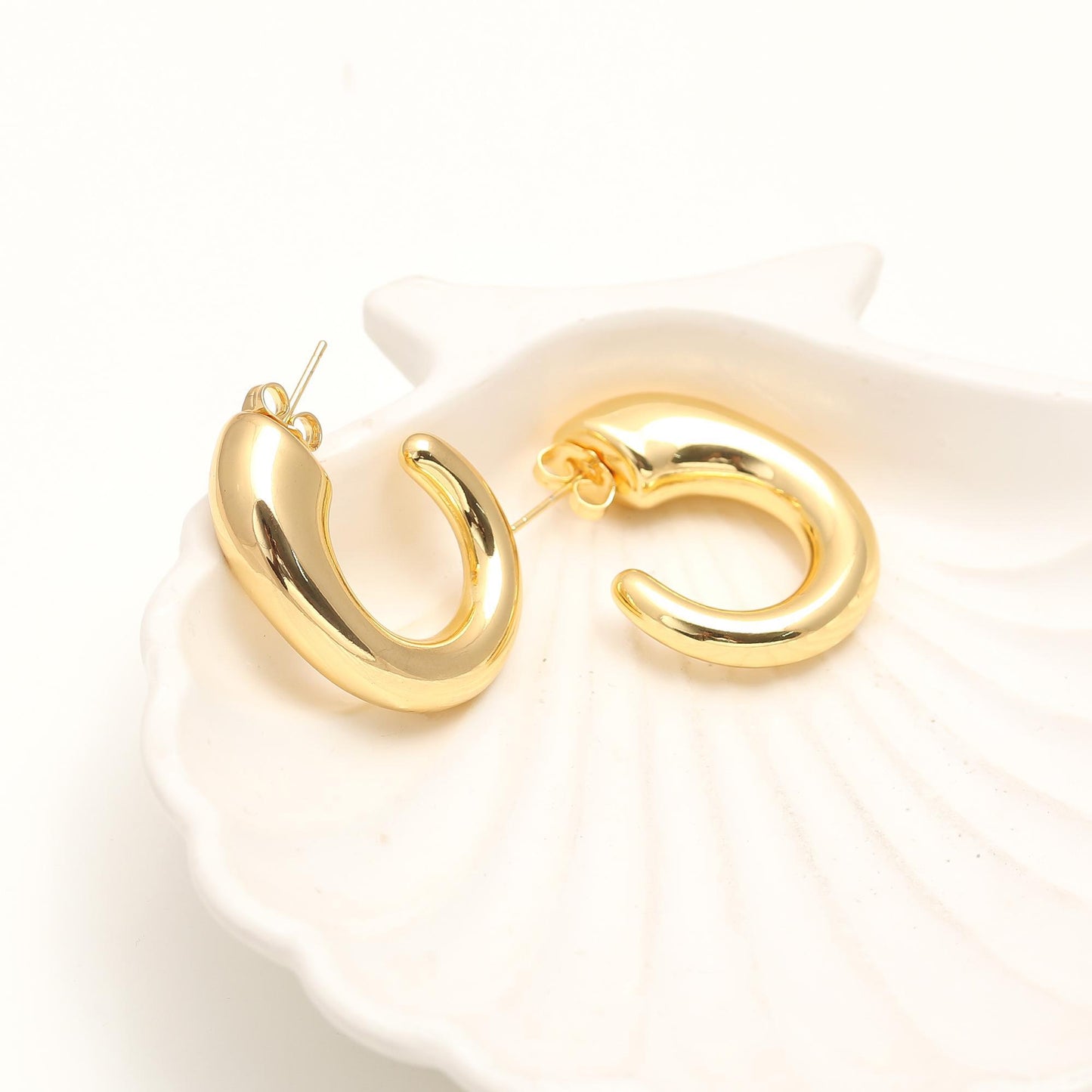Modern Gold-Plated Chunky Oval Hoop Earrings with Sculptural Curved Design for Bold Elegance