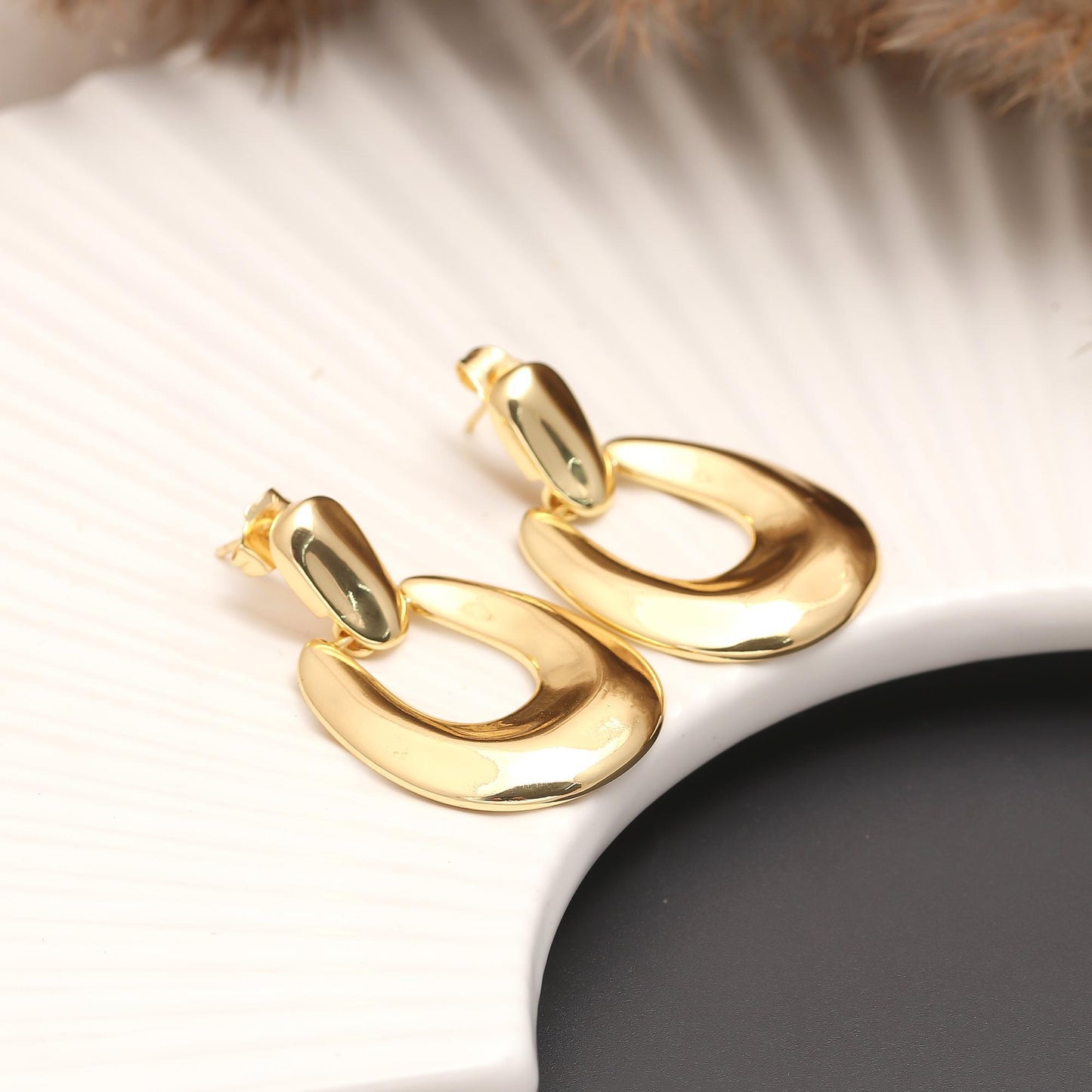 Gold-Plated Modern U-Shaped Dangling Earrings with Polished Smooth Finish for Contemporary Minimalist Elegance