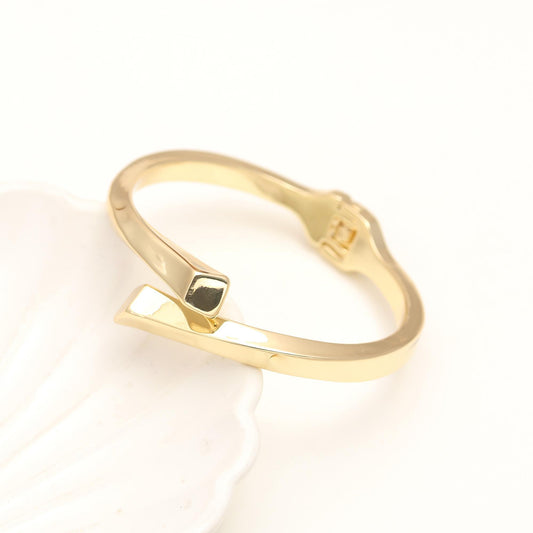 Adjustable Gold Open Arrow Bracelet for Men and Women | Minimalist Open Cuff Jewelry | Daily Wear and Gifting