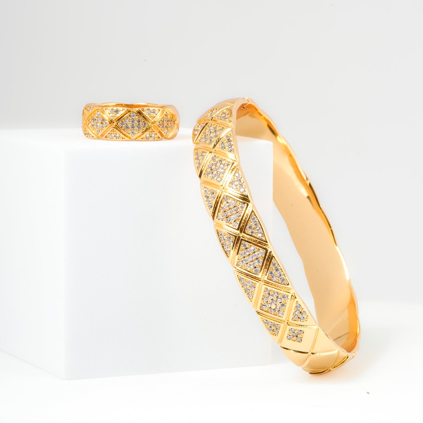Exquisite Gold Diamond-Cut Geometric Bracelet with Matching Ring Set – Intricate Criss-Cross Design and Sparkling Stone Accents for Timeless Elegance