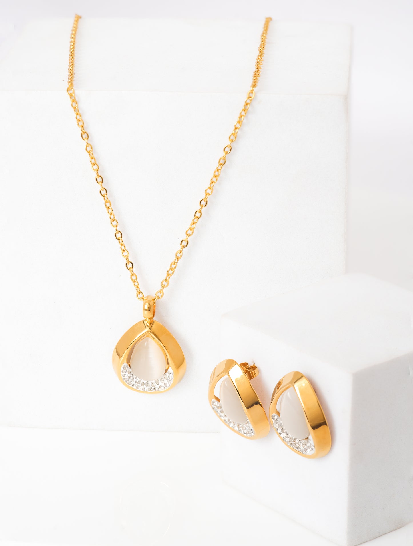 Golden whisper jewellery set