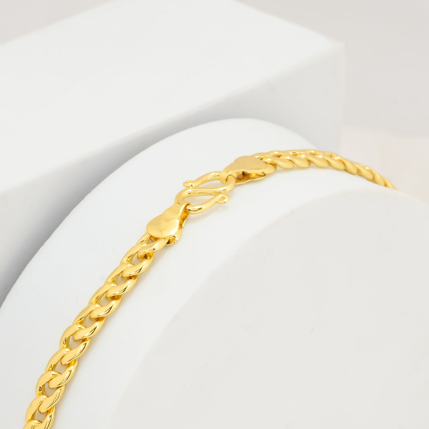 Classic Gold Curb Chain Necklace for Men and Women | Stylish Flat Link Jewelry for Everyday Wear, Parties, and Festive Occasions | Durable Lightweight Design