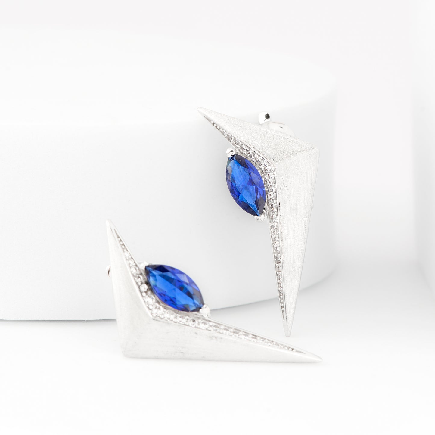 Contemporary White Gold V-Shape Earrings with Blue Sapphire Center and Diamond Accents – Bold Geometric Statement Jewelry