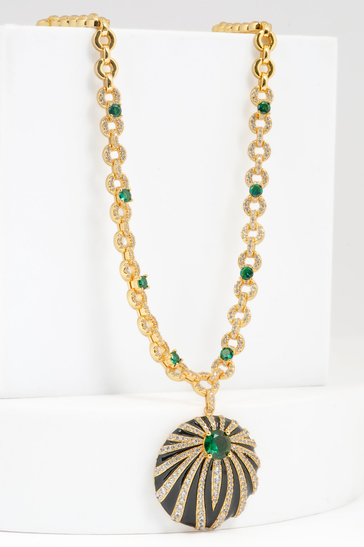 Royal Emerald Radiance Necklace – Gold Chain with Diamond-Encrusted Pendant