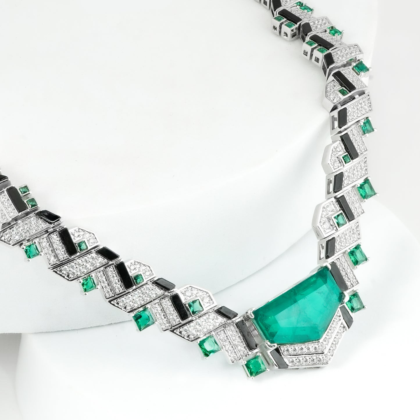 Emerald Majesty Statement Necklace – Geometric Diamond & Enamel Detailing