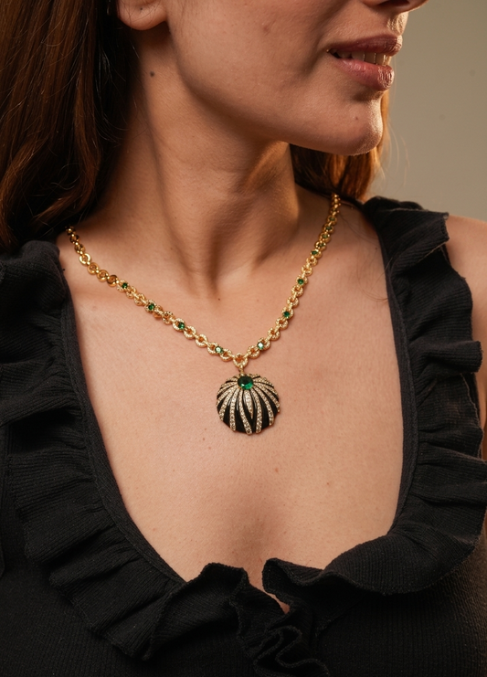 Royal Emerald Radiance Necklace – Gold Chain with Diamond-Encrusted Pendant