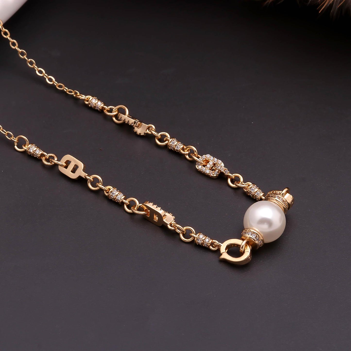 The Aurora Link pearl necklace