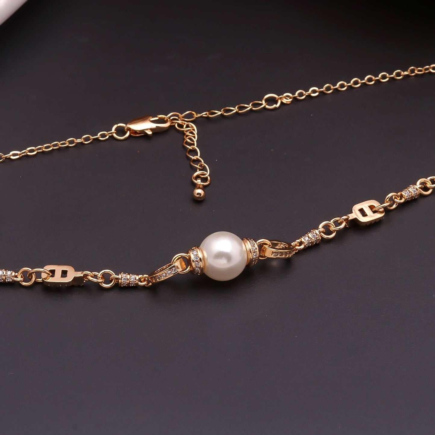 The Aurora Link pearl necklace