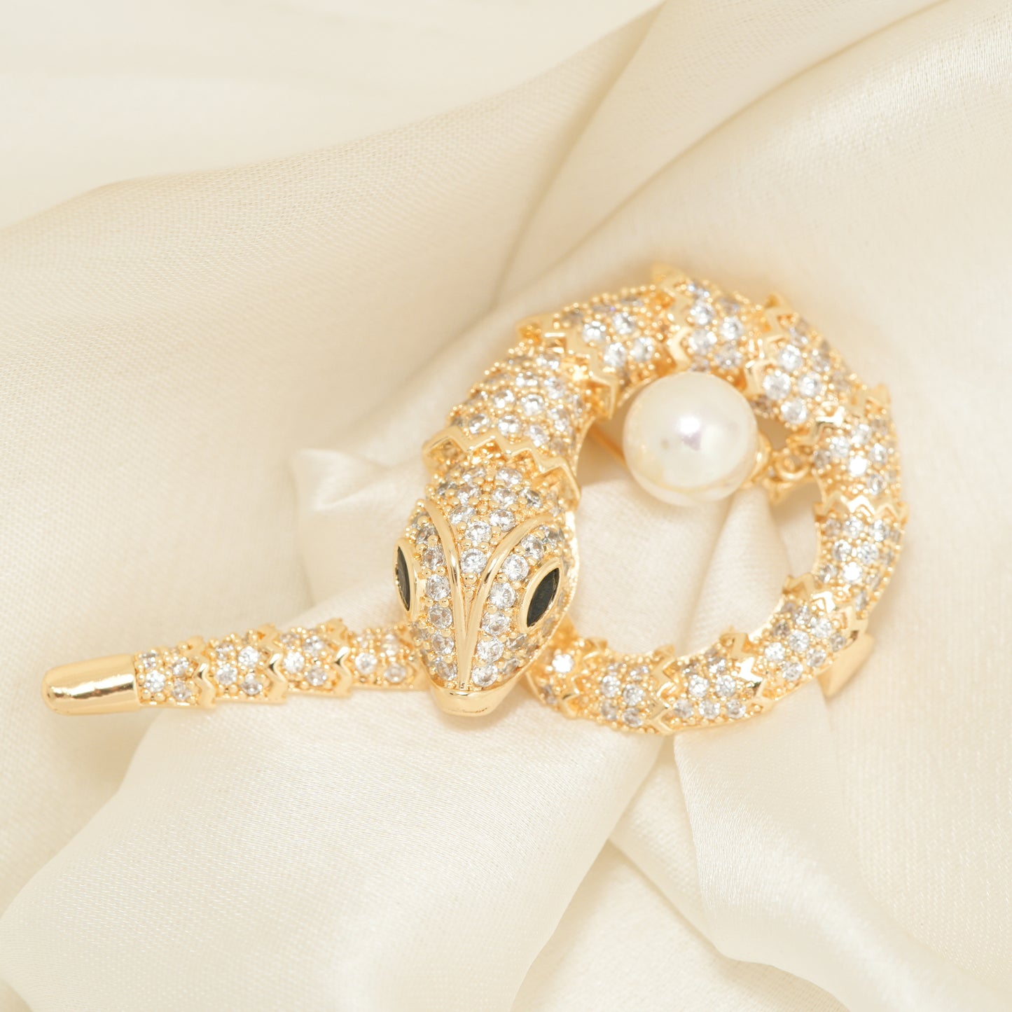Surpent Pearl brooch